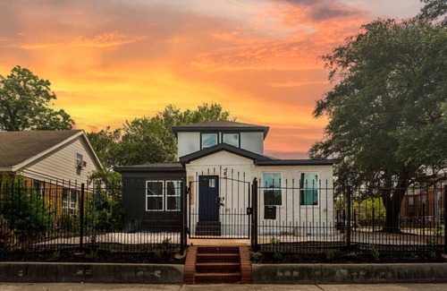 South Central Houston Apartment | 4010 Live Oak Unit A, Houston