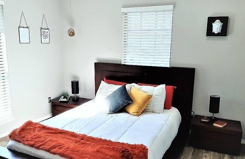 Central Oklahoma City Apartment | [ 4023 C]Private Bedroom Suite Communal House near IntegriC, One mile from Integris/Baptist Medical