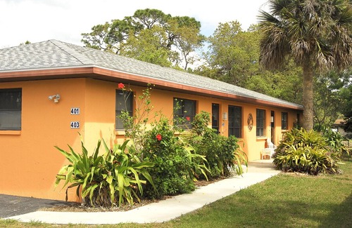Laurel Villa | 403 Shore Rd - Spacious, Walk to Nokomis Beach/Casey Key, Wi-Fi, Pet Friendly