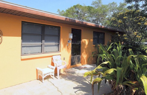 Laurel Villa | 403 Shore Rd - Spacious, Walk to Nokomis Beach/Casey Key, Wi-Fi, Pet Friendly