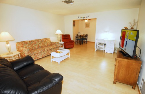 Laurel Villa | 403 Shore Rd - Spacious, Walk to Nokomis Beach/Casey Key, Wi-Fi, Pet Friendly
