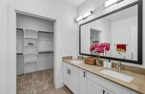 Fort Worth Apartment | 412 Stylish 2B2B Resort Style Pool & Gym, Golf Simulator, 7M to Dickies Stadium, 15M to AT&T stadium
