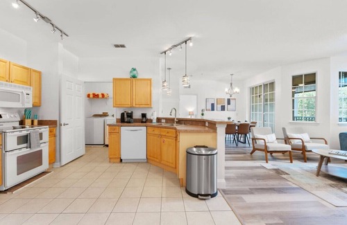 Loughman Apartment | 414TR 2BR Condo APT Heated Pool HotTub King Bed