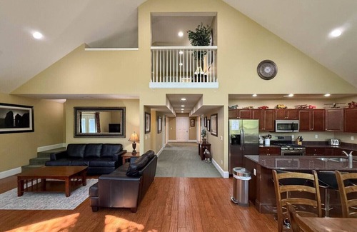 North Conway House | 42-1 Locust Lane | Sleeps 21, Pool, Hot Tub, Views