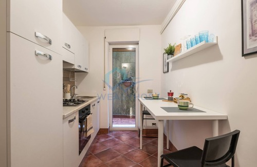 Suburbio XI della Vittoria Apartment | 42 - Augusto Conti · Tiny secret garden in Trionfa