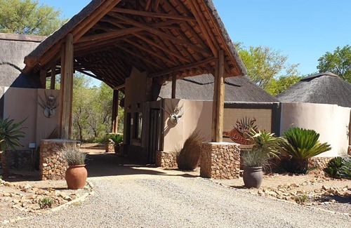 Leeupoort Cabin | 42@ Ditholo Game Lodge