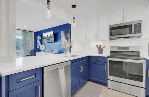 Isle of Palms House | 44 Fairway Dunes by AvantStay | Steps from Beach, Pool, Tennis/Pickleball Courts