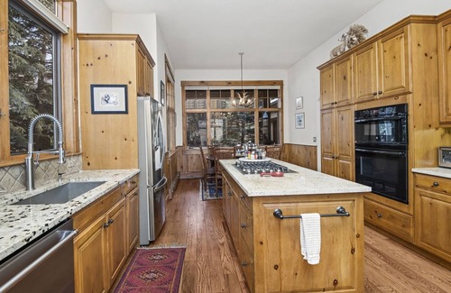 Edwards House | 45 River Dance Way, Arrowhead - Access to Off-Site Pool, Hot Tub