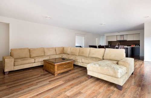 Truganina House | 476 m² House ∙ 5 bedrooms ∙ 8 guests