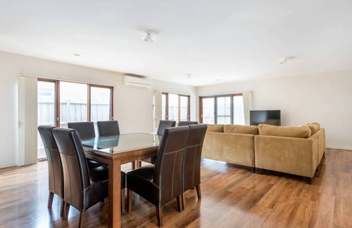 Truganina House | 476 m² House ∙ 5 bedrooms ∙ 8 guests