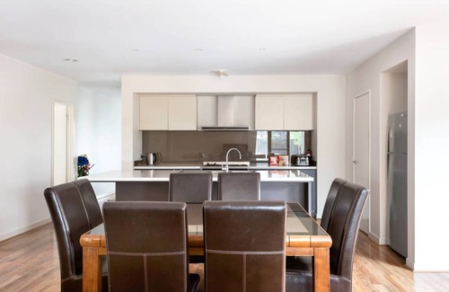 Truganina House | 476 m² House ∙ 5 bedrooms ∙ 8 guests