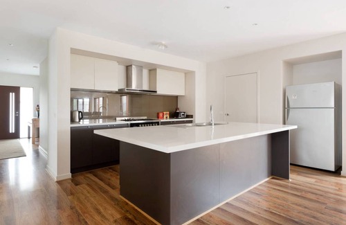 Truganina House | 476 m² House ∙ 5 bedrooms ∙ 8 guests