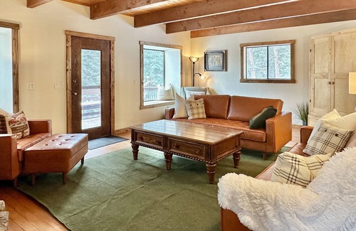 Ridgway Cabin | 4B/2.5BA Cabin in Ouray- 5 mins to pool!