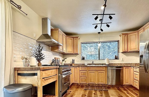 Ridgway Cabin | 4B/2.5BA Cabin in Ouray- 5 mins to pool!