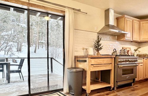 Ridgway Cabin | 4B/2.5BA Cabin in Ouray- 5 mins to pool!