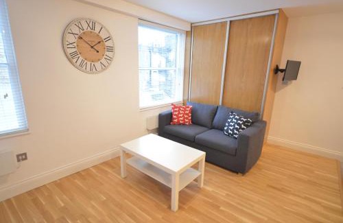 Soho Apartment | 4B Soho Studios 4th floor by Indigo Flats