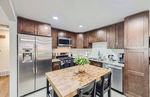 Lamar Heights Area House | 4BD - Hot Tub, BBQ, Games - 10 Mins to Olde Town