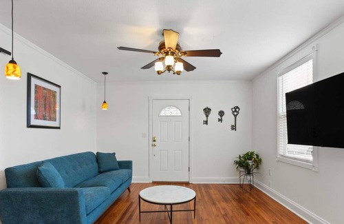 Metairie House | 4BD Metairie retreat with driveway and yard!
