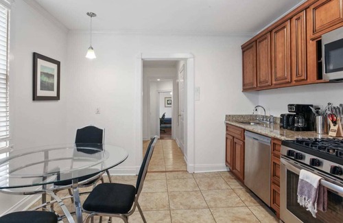 Metairie House | 4BD Metairie retreat with driveway and yard!