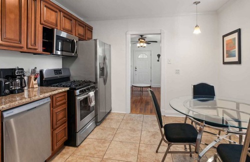 Metairie House | 4BD Metairie retreat with driveway and yard!