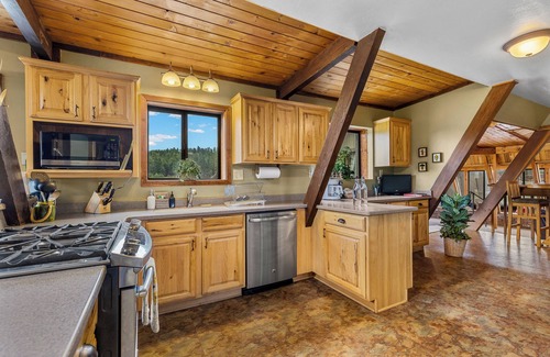 Baderville Cabin | 4bdr | Oct. Availability | Enjoy LVT Local Discounts