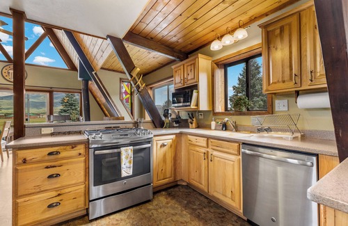 Baderville Cabin | 4bdr | Oct. Availability | Enjoy LVT Local Discounts