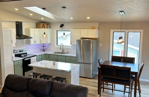 Green Bay House | 4bed-2bath 1.3 Miles from Lambeau