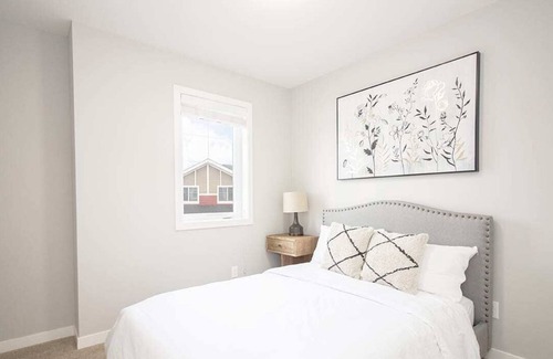 Fort Gary House | 4Bed 2Bath Townhouse with Laundry, Parking & Wi-Fi