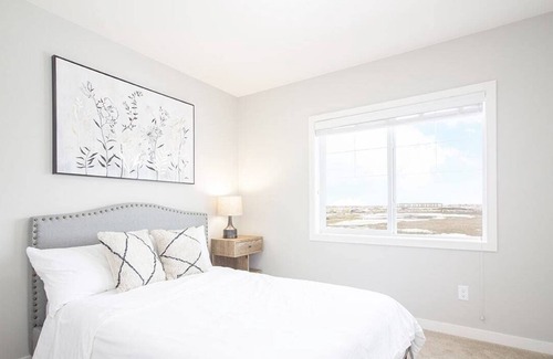 Fort Gary House | 4Bed 2Bath Townhouse with Laundry, Parking & Wi-Fi