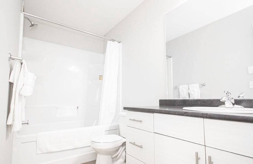 Fort Gary House | 4Bed 2Bath Townhouse with Laundry, Parking & Wi-Fi