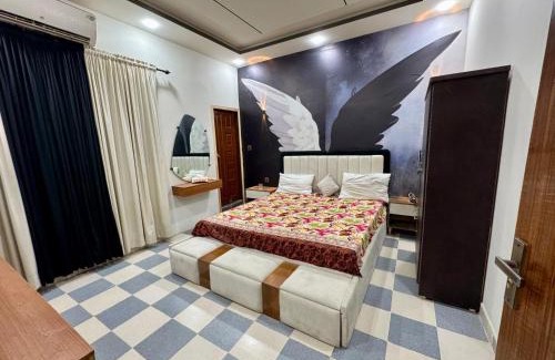 Gulshan-e-Iqbal House | 4BHK Bathtub,Ntflx,AC 50inch Lcd Gulshan luckyone central