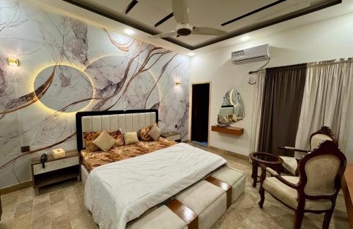 Gulshan-e-Iqbal House | 4BHK Bathtub,Ntflx,AC 50inch Lcd Gulshan luckyone central