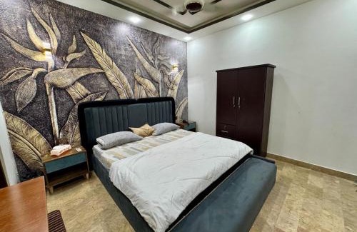 Gulshan-e-Iqbal House | 4BHK Bathtub,Ntflx,AC 50inch Lcd Gulshan luckyone central