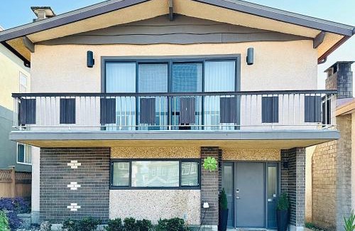 Renfrew-Collingwood House | 4BR 2BA Downtown-View Cozy House with Parking, Pet-Free