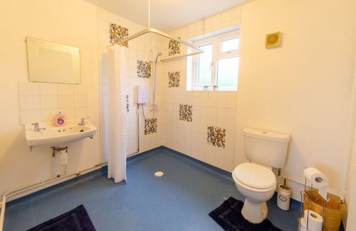 Ipswich House | 4BR 2Bath 1Walk-in Shower - Ample Parking - Long Stays Welcome