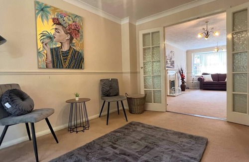 Ipswich House | 4BR 2BATH Contractor's Retreat with Ample Parking