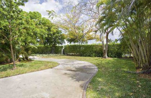 Ludlam House | 4BR 3BA Home on half acre and excellent location close to all amenities