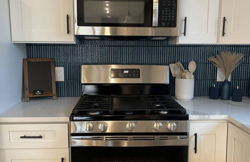 East Newark Apartment | 4br 5ba w/4 Car Parking, Bonus Rm+ B.Yard-NYC/EWR