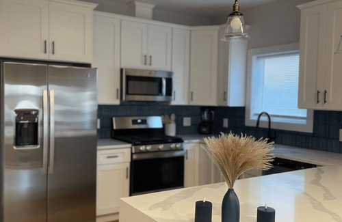 East Newark Apartment | 4br 5ba w/4 Car Parking, Bonus Rm+ B.Yard-NYC/EWR