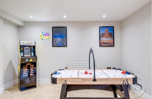 Birmingham City Centre Apartment | 4BR Apt in Central Birmingham Games Room & Free Parking
