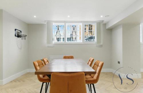 Birmingham City Centre Apartment | 4BR Apt in Central Birmingham Games Room & Free Parking