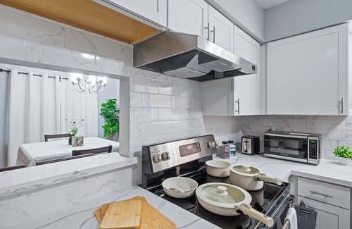 Humble House | 4BR Family Home 3mi to IAH 21mi to Houston