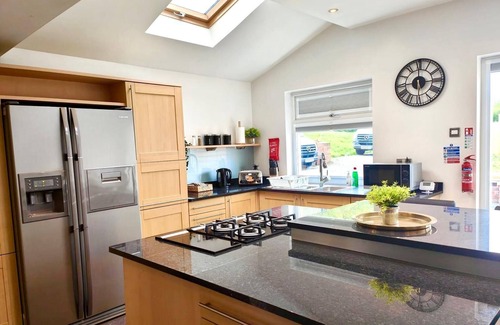 Stanley House | 4BR Free Parking Wi-Fi Wakefield, Long Stays, close to Pinderfields Hospital