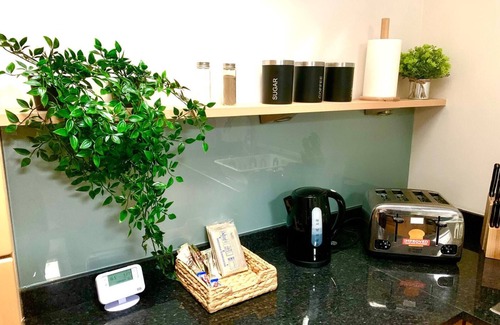 Stanley House | 4BR Free Parking Wi-Fi Wakefield, Long Stays, close to Pinderfields Hospital