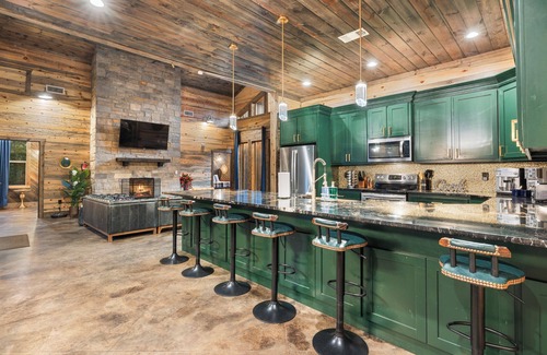 Pickens Cabin | 4BR Fun Packed! Pool Table, Playset, Arcade!