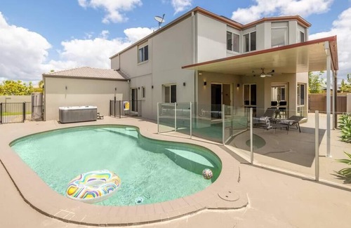 Benowa House | 4BR Gold Coast House private Pool &SPA& Movie Room