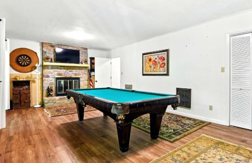 Deep Gap House | 4BR Hawk Ridge Cabin Game Room & Porch