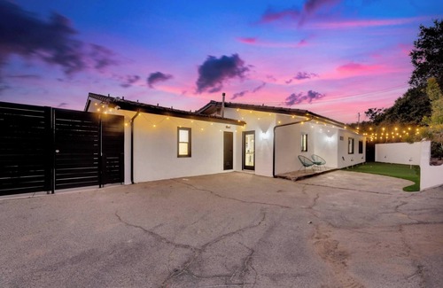 Los Angeles House | 4BR Hilltop Villa by Universal Studios with Pool and Jacuzzi Amazing Views