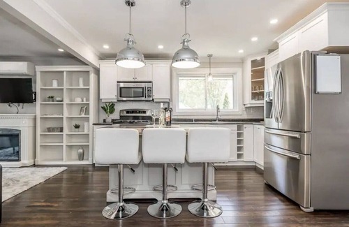 Alcona House | 4BR Home w/Hot Tub, Firepit Near Innisfil Beach