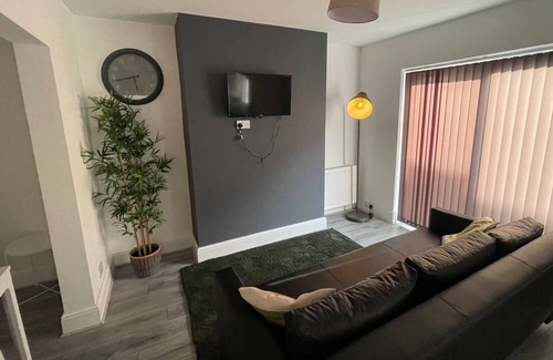 Liverpool Apartment | 4BR Home w/ On-street Parking